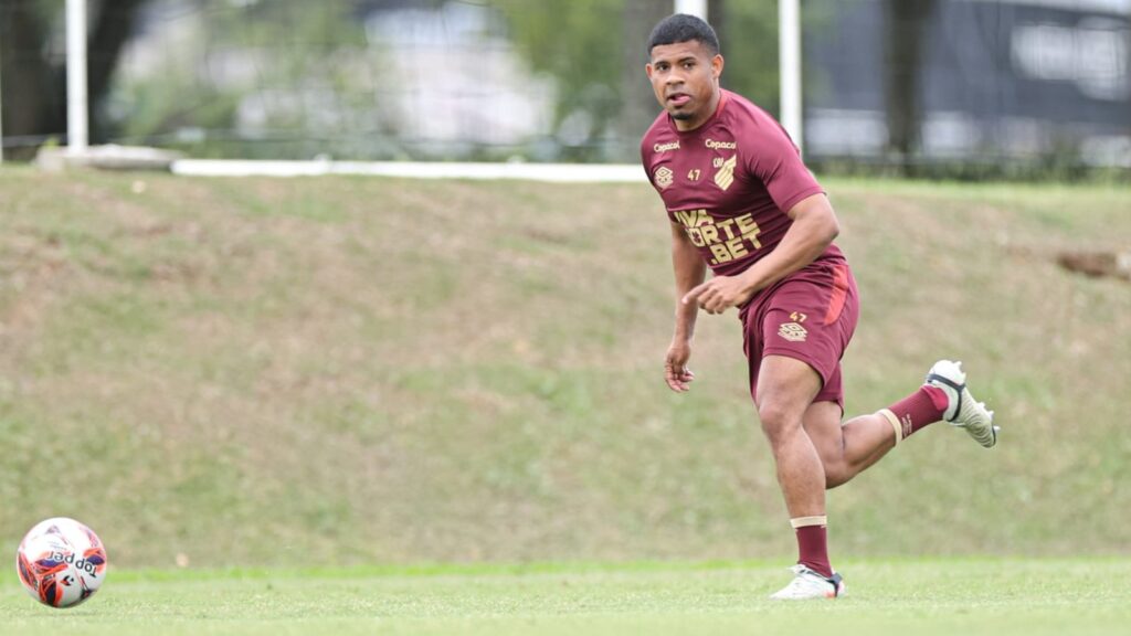 Athletico-PR treina nos aspirantes