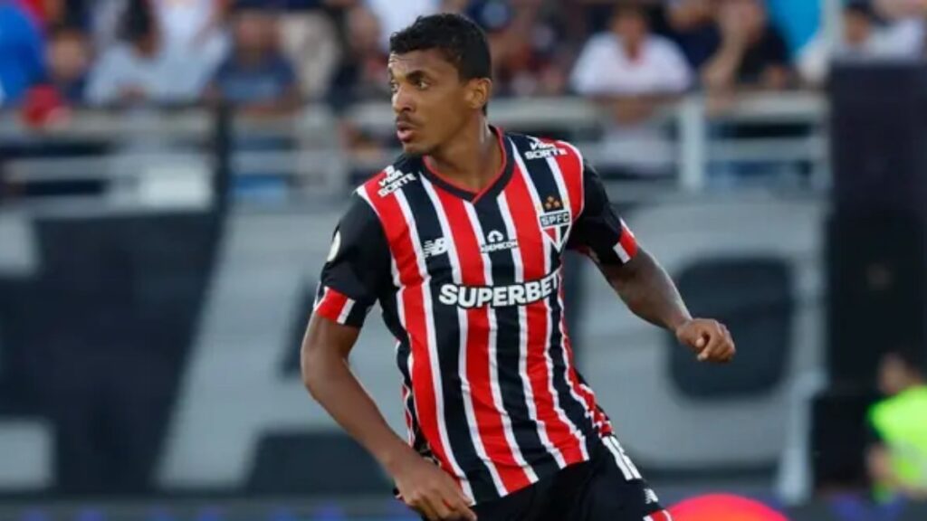 Luiz Gustavo chega para assinar com Athletico-PR