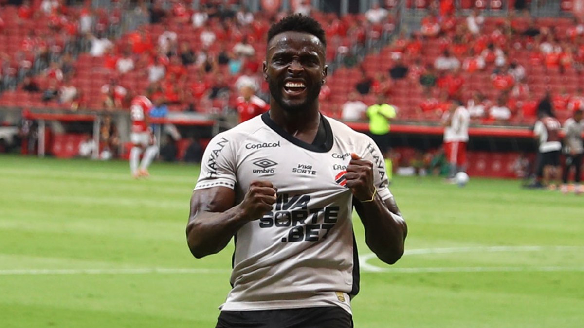 Athletico-PR vence Internacional fora de casa na estreia