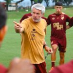 Odair orienta jogadores do Athletico-PR