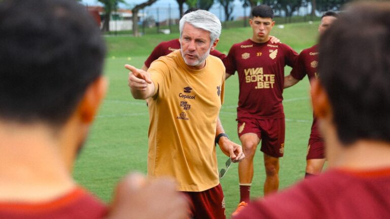 Odair orienta jogadores do Athletico-PR
