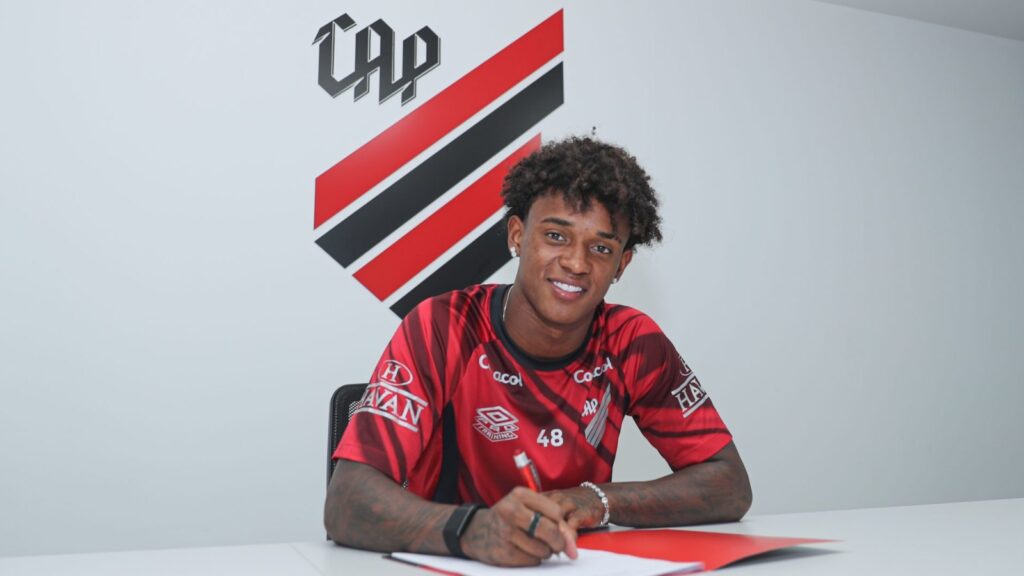 Bruninho aumenta salário e renova com Athletico-PR