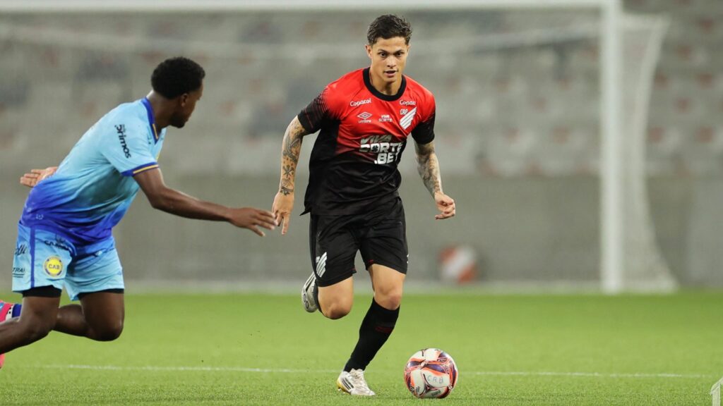 Athletico-PR renova com Marezi e garante joia do aspirantes no Paranaense