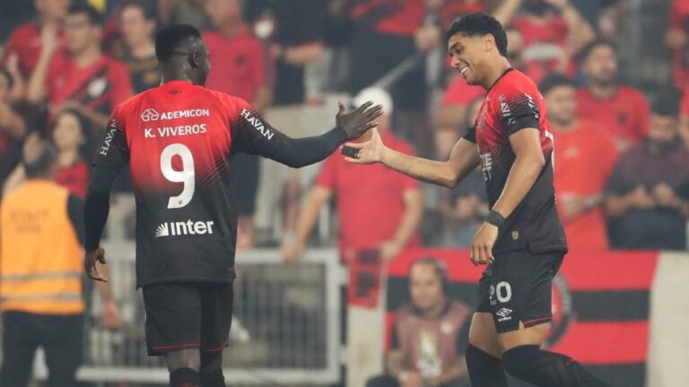 Athletico-PR vence Santos em casa