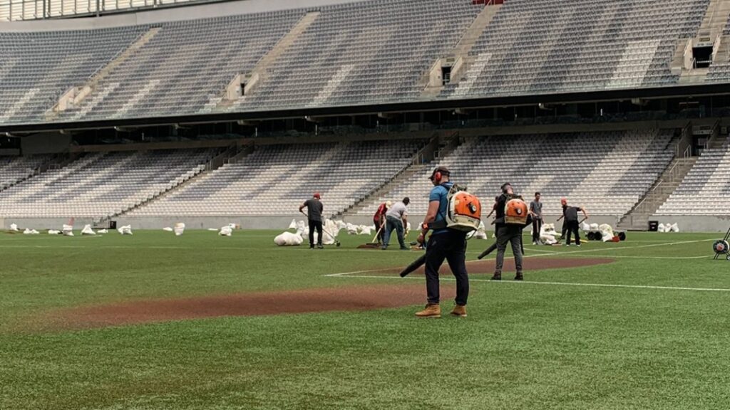Athletico-PR recolhe fibra de coco para jogo contra Corinthians