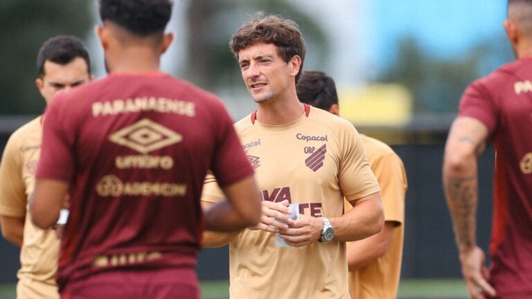 João Correia banca Chiqueti no Athletico-PR