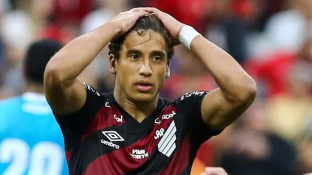 João Cruz perde pênalti em Athletico-PR x Londrina