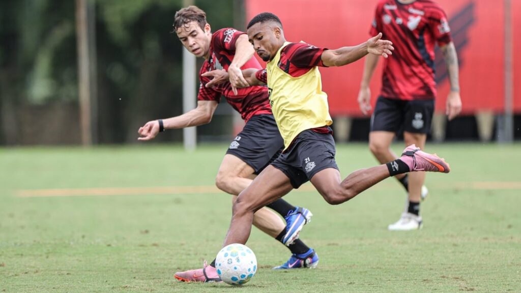 Athletico-PR treina para enfrentar Santos no Brasileirão