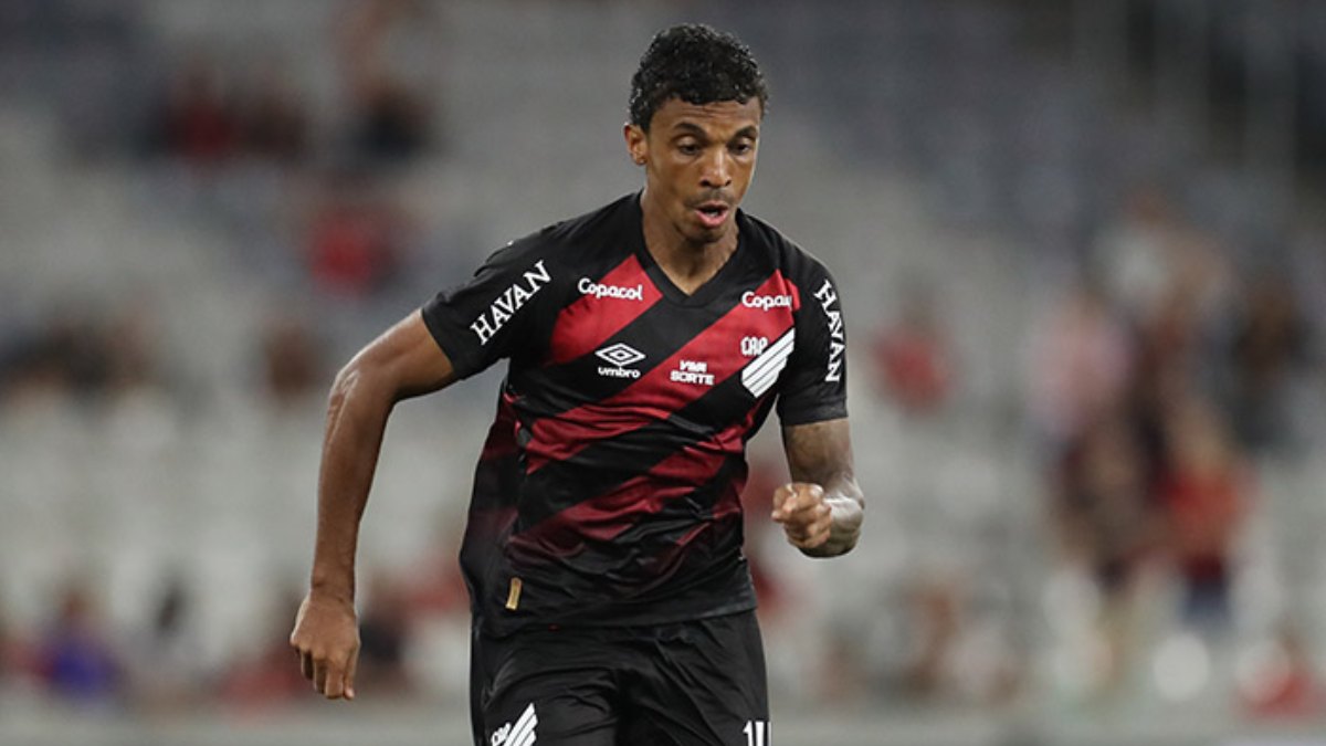 Athletico-PR enfrenta Red Bull Bragantino sob pressão