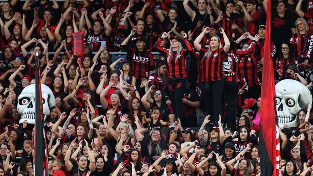 Mulheres representam torcida em Athletico-PR x Corinthians