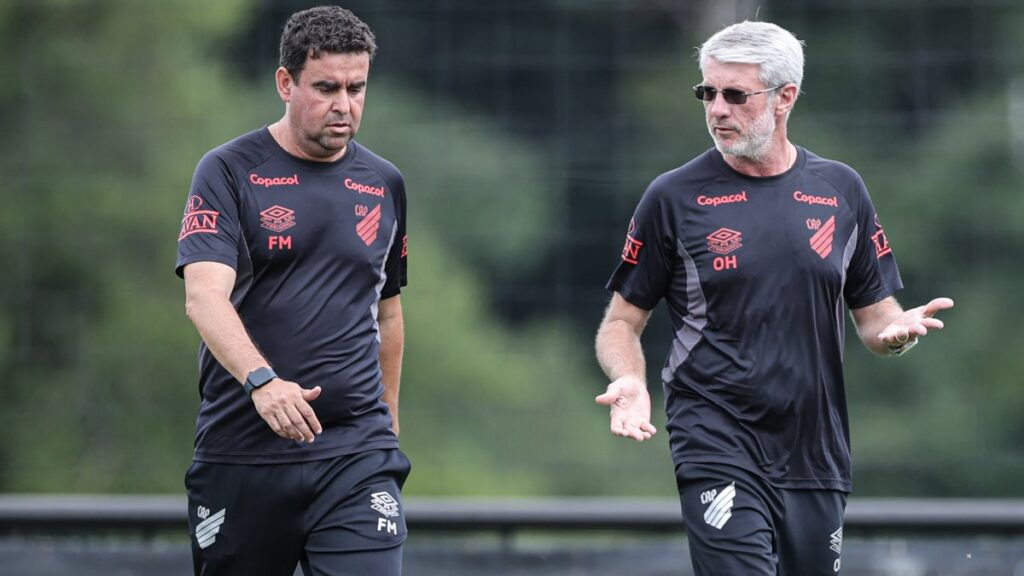 Athletico-PR treina para enfrentar Santos no Brasileirão