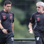 Athletico-PR treina para enfrentar Santos no Brasileirão