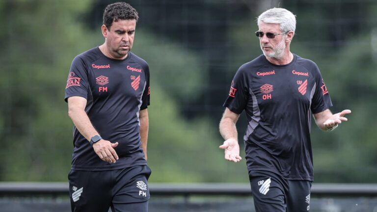 Athletico-PR treina para enfrentar Santos no Brasileirão