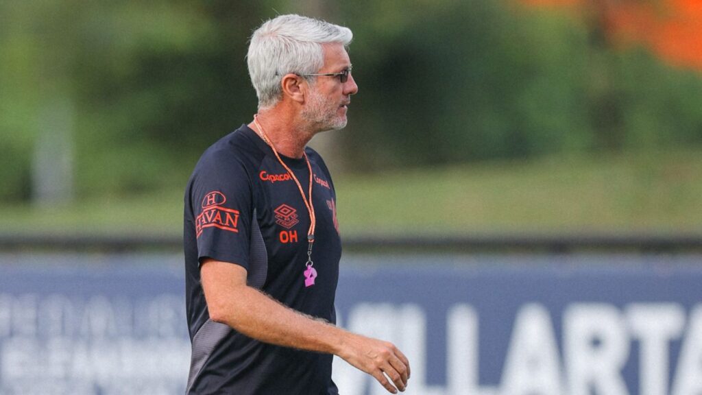 Odair prepara Athletico-PR para jogo contra o Foz do Iguaçu