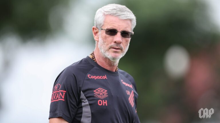 Odair dá treino no Athletico-PR para jogadores