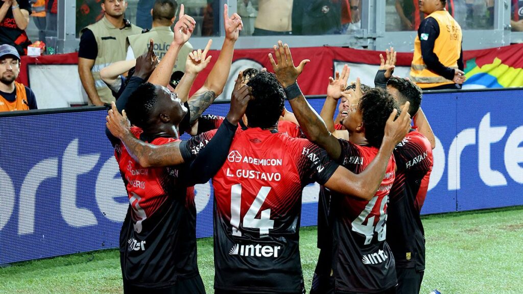 time-grupo-elenco-jogadores-luiz-gustavo-viveros Athletico-PR vence Santos em casa