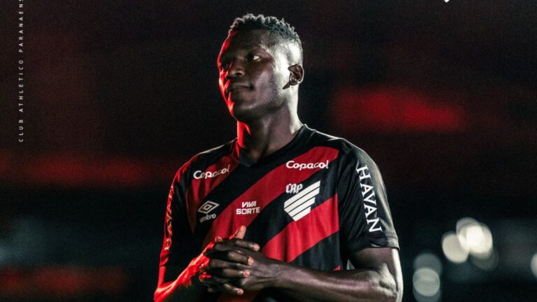 Athletico-PR lança nova camisa para 2026