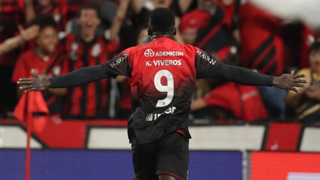 Athletico-PR vence Santos em casa