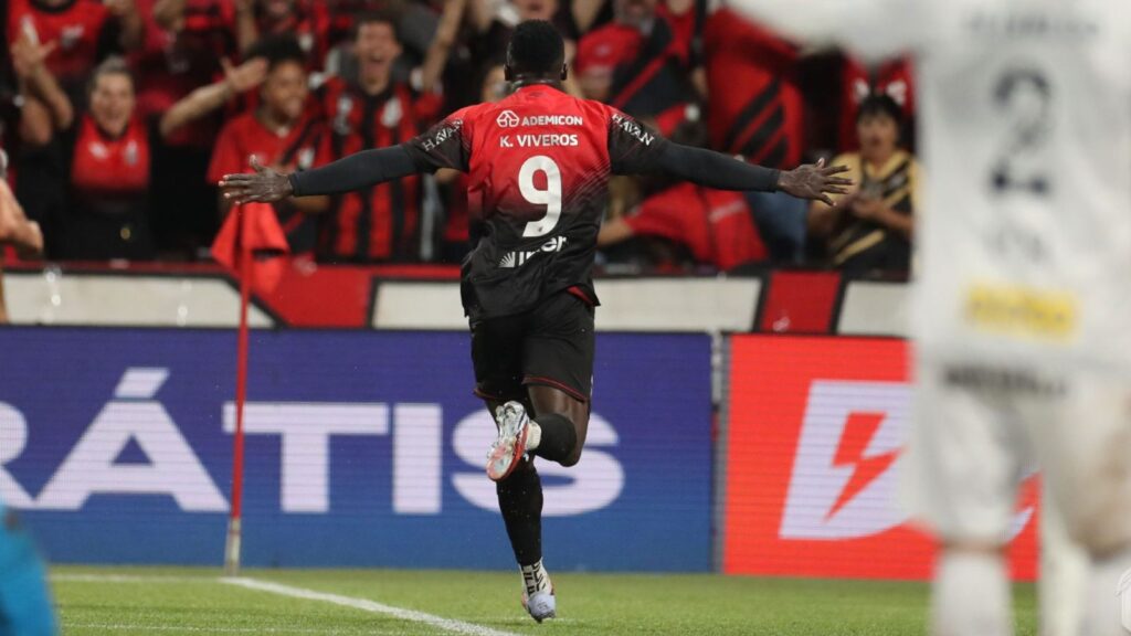 Athletico-PR vence Santos em casa