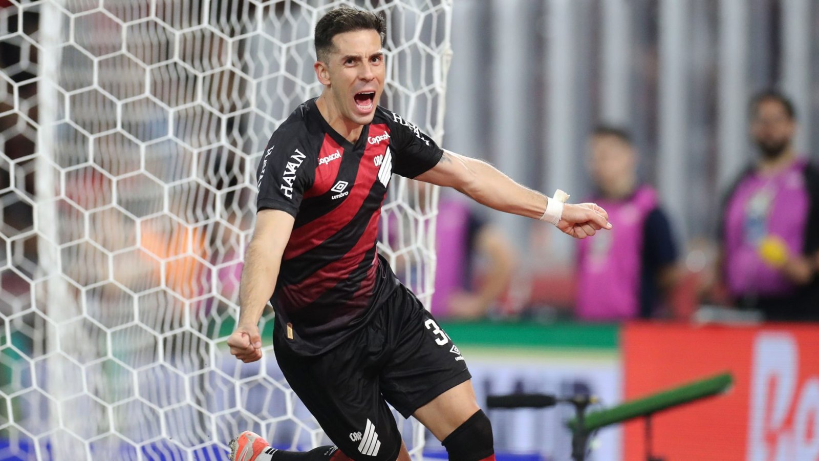 Athletico-PR vence Botafogo pelo Brasileirão