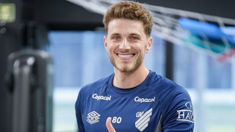 Bento volta ao Athletico-PR para treinar