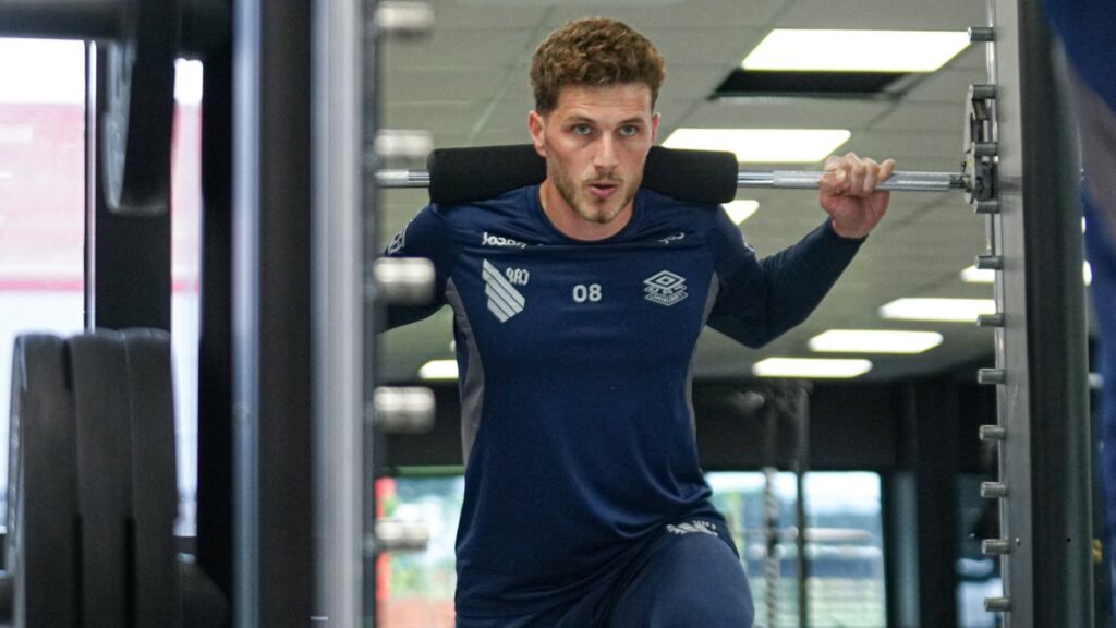 Bento volta ao Athletico-PR para treinar