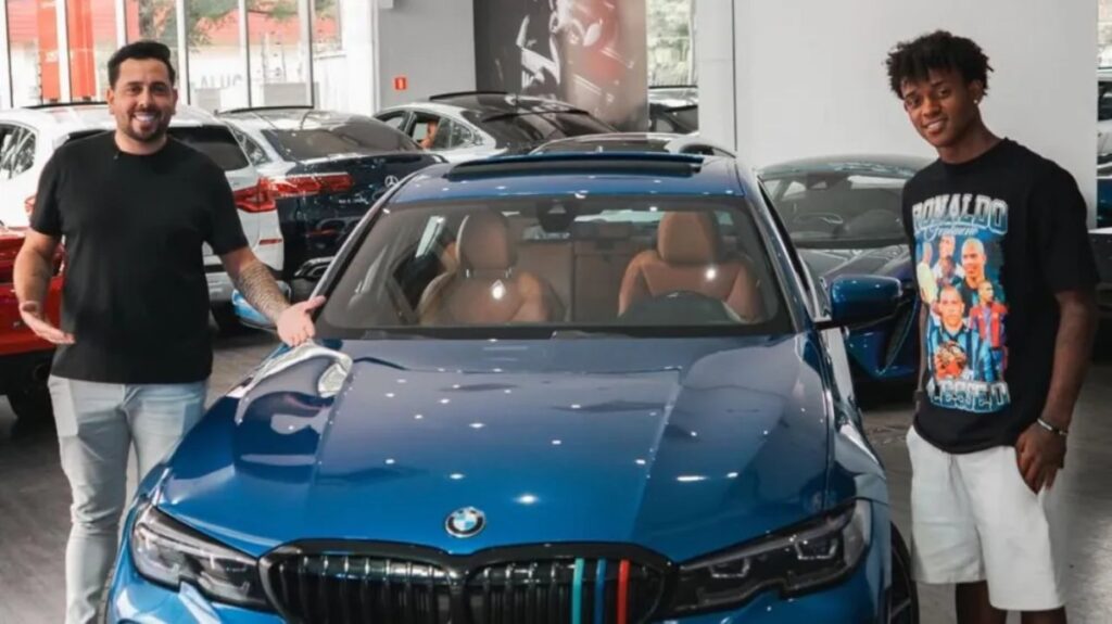 Bruninho do Athletico-PR é flagrado dirigindo