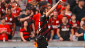 Dudu marca gol pelo Athletico-PR contra Coritiba