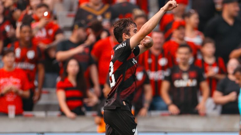 Dudu marca gol pelo Athletico-PR contra Coritiba