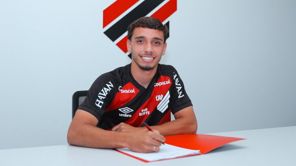 Athletico-PR renova com Chiqueti