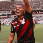 Athletico-PR vence Chapecoense e convence pelo Brasileirão