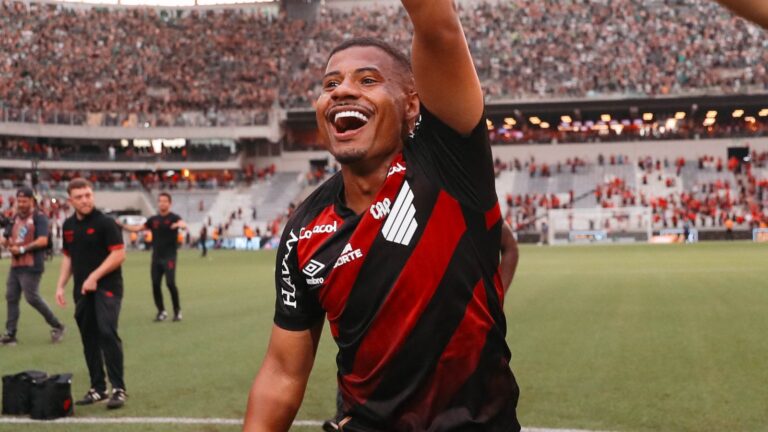 Athletico-PR vence Chapecoense e convence pelo Brasileirão