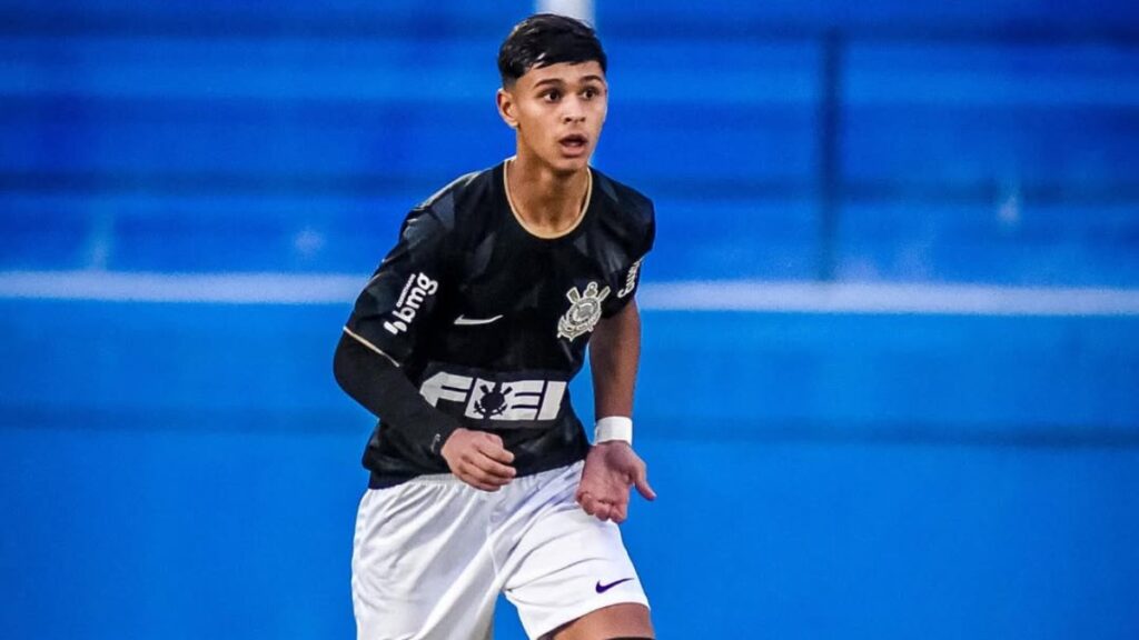 Athletico-PR acerta chegada de zagueiro do Corinthians