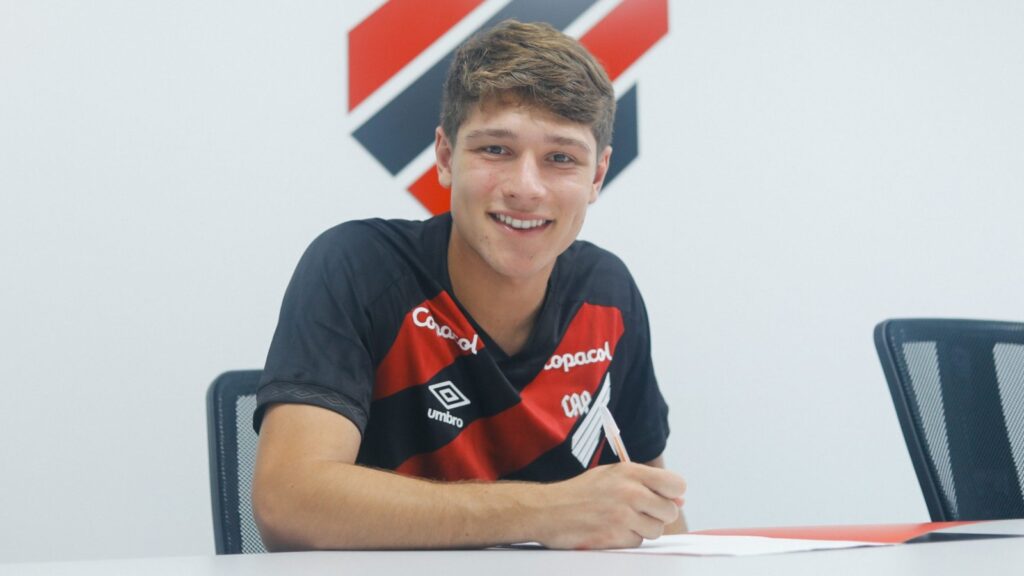 Gustavo Gomes renova com Athletico-PR