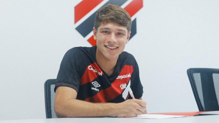 Gustavo Gomes renova com Athletico-PR