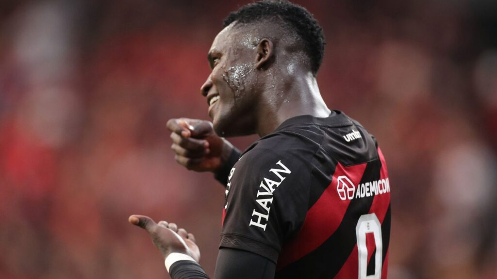 Athletico-PR vence Coritiba e convence pelo Brasileirão