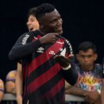 Athletico-PR vence Coritiba e comemora