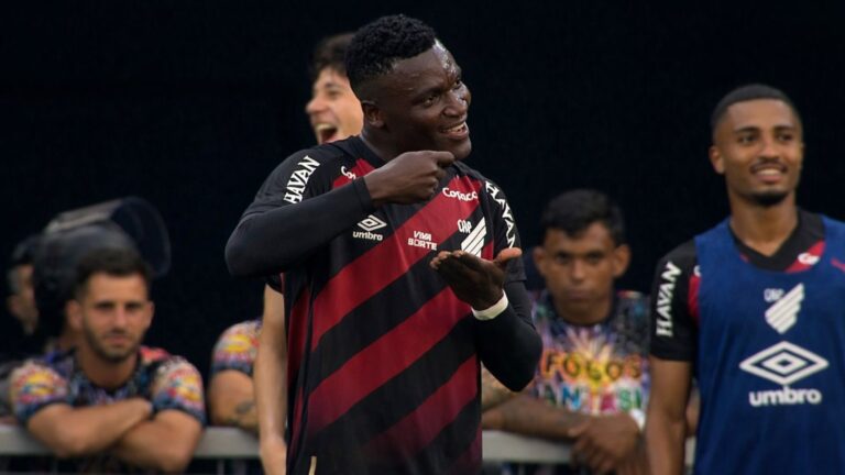 Athletico-PR vence Coritiba e comemora