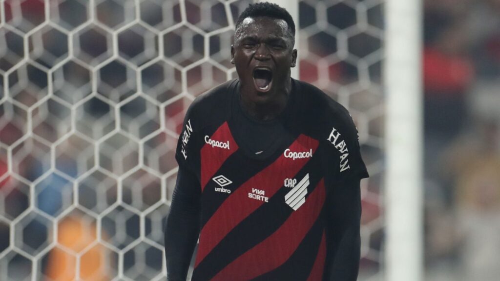 Athletico-PR vence Cruzeiro por 2 a 1