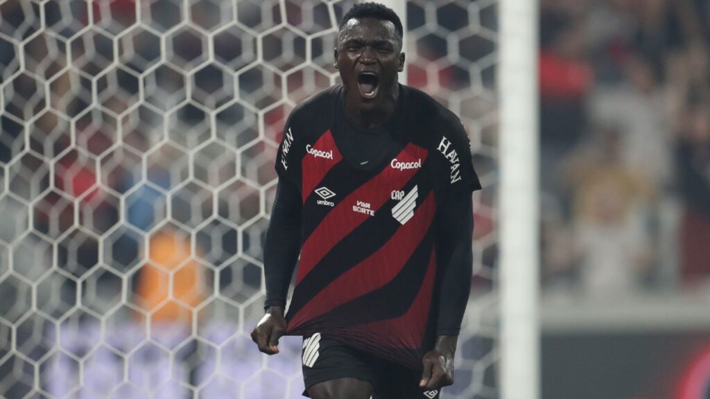 Athletico-PR vence Cruzeiro por 2 a 1