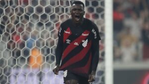 Athletico-PR vence Cruzeiro por 2 a 1