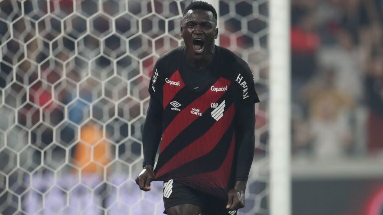 Athletico-PR vence Cruzeiro por 2 a 1