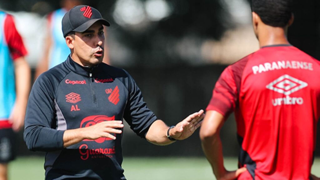 Alexandre Lemos do Sub-20 do Athletico-PR joga pelo Brasileiro