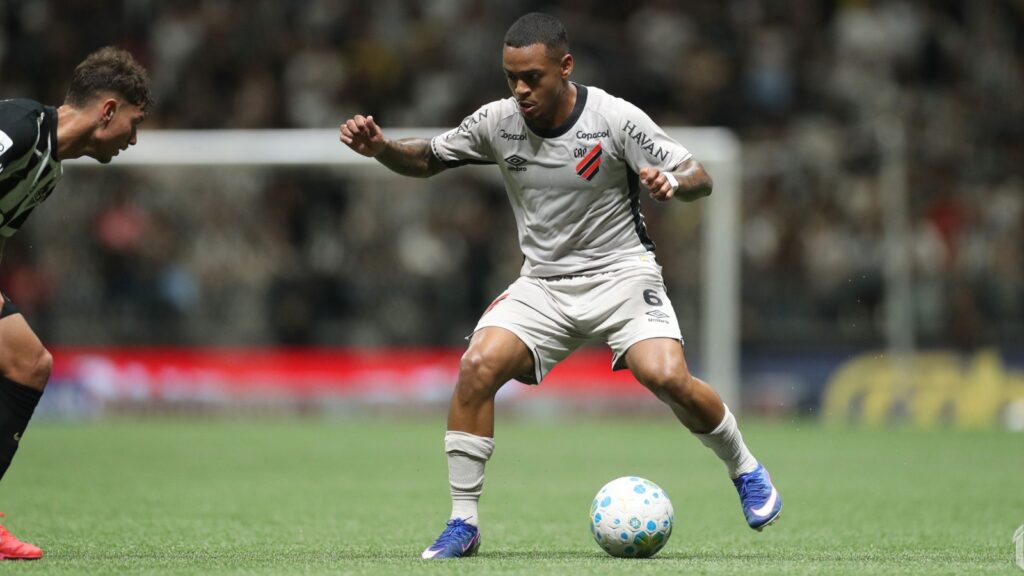 Athletico-PR decepciona contra Atlético-MG e sofre derrota