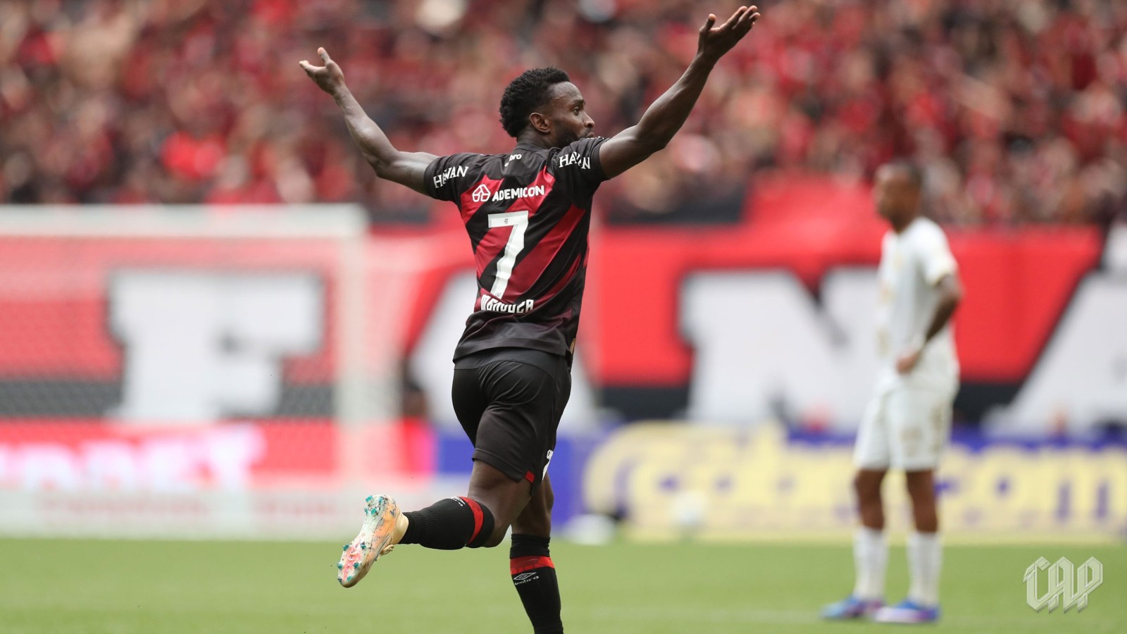 Athletico-PR vence Chapecoense em casa pelo Campeonato Brasileiro