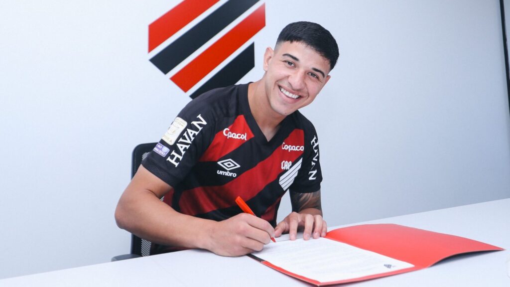 Athletico-PR renova com Esquivel até 2029