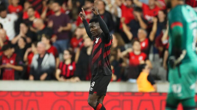 Athletico-PR vence Vitória pelo Brasileirão