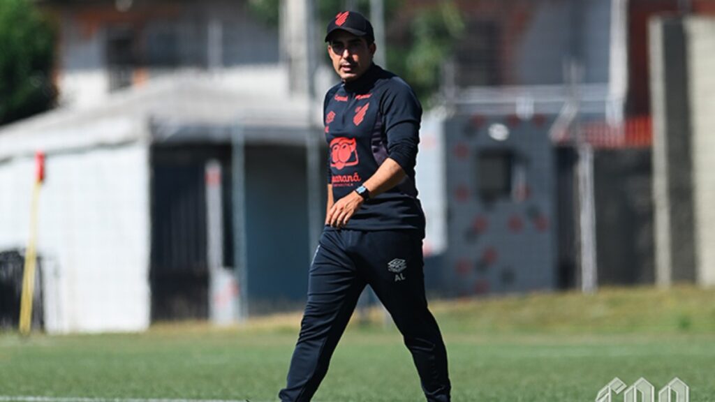 Alexandre Lemos do Sub-20 do Athletico-PR joga pelo Brasileiro