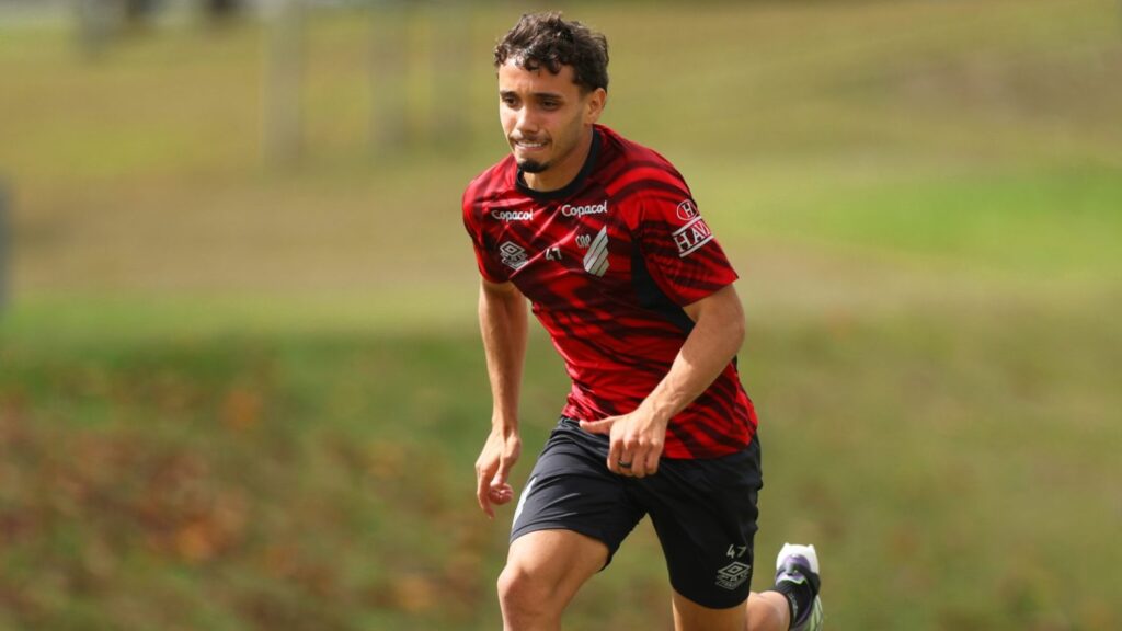 Chiqueti volta ao Athletico-PR após ser internado