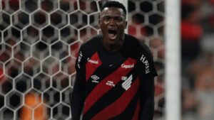 Athletico-PR vence Cruzeiro por 2 a 1